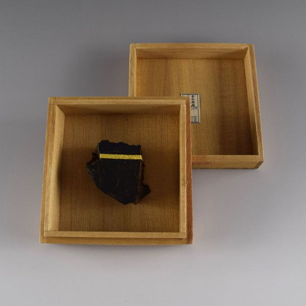 4.0cm×4.0cm×1.8cm 特選 沈香 ウッド 桐箱付 (1点もの)