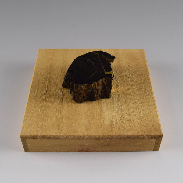 4.0cm×4.0cm×1.8cm 特選 沈香 ウッド 桐箱付 (1点もの)
