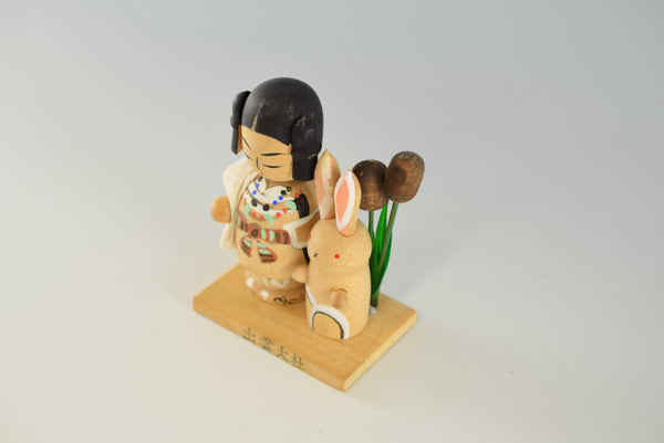 伝統的な日本の人形とウサギの置物 木製装飾 チャーム ホームデコレーション