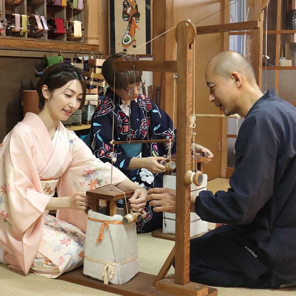 組紐体験。日本の伝統工芸品に触れる