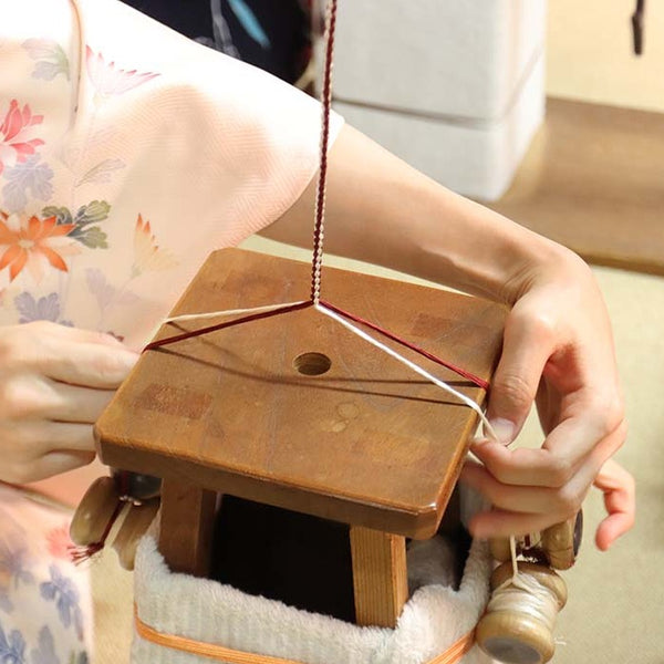 組紐体験。日本の伝統工芸品に触れる